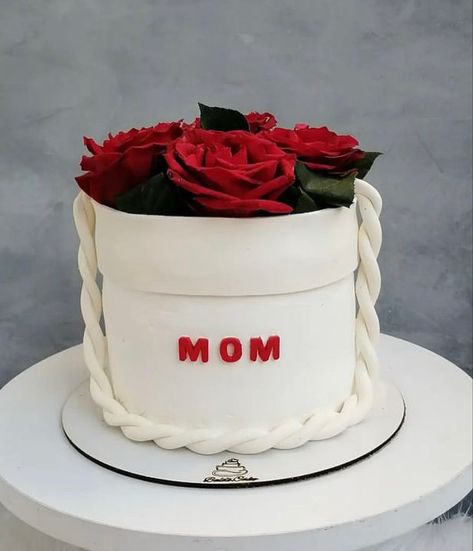 Elegant Mother's Day Cake Ideas, Fondant Baby Shoes, Cake Decorating Party, Birthday Cake For Mom, Fondant Baby, Bakery Display, Mothers Day Cake, Fondant Cake Toppers, Cake Decorating Videos