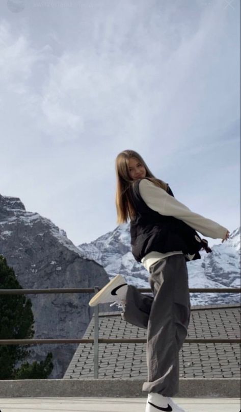 Cute Hiking Outfit, Travel Pose, Mountain Pose, Mountain Outfit, Gals Photos, Beautiful Photoshoot Ideas, Sports Shoes Outfit, Winter Fashion Outfits Casual, Cold Outfits