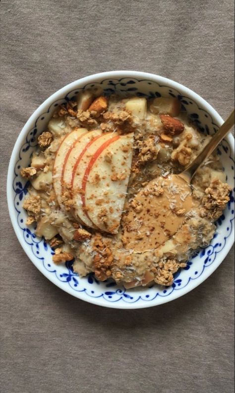 Fall Breakfast Ideas Aesthetic, Autumn Porridge, Autumn Oatmeal, Porridge Aesthetic, Oatmeal With Peanut Butter, Easy And Healthy Breakfast, Selling On Amazon, Healthy Lifestyle Food, Food Is Fuel