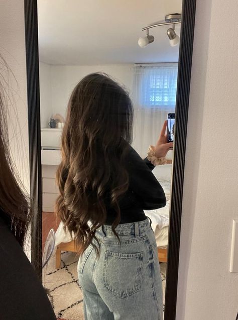 brunette | long hair | curls Long Hair Curls, Brunette Long Hair, Cute Highschool Outfits, Bff Hands Aesthetic, Curls For Long Hair, Outfit Zara, Pretty Brunette, Hair Curls, Selfie Ideas Instagram