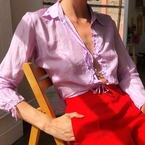 2,745 Me gusta, 9 comentarios - Courtyard La (@courtyard_la) en Instagram: "Iris tie silk blouse. Now on site. 🌿" Lilac And Red, Lilac Blouse, Color Outfits, Bohemian Style Clothing, Dressy Casual Outfits, Romantic Blouses, Nyc Street Style, Just Style, Casual Work Outfits