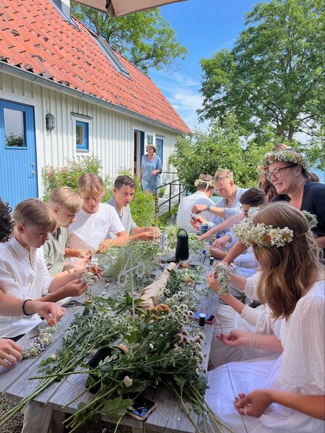 Mid Sommar Aesthetic Party, Swedish Midsommar Aesthetic, Midsommar Activities, Midsommer Party Aesthetic, Midsommar Birthday Party, Swedish Midsummer Aesthetic, Midsommar Party Decor, Midsommar Party Outfit, Midsommar Food