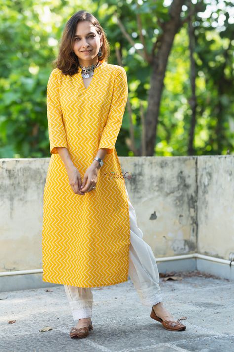 Yellow Printed Cotton Kurta, Sleeveless Kurta, Bandhani Print, Short Kurti, Beautiful Casual Dresses, White Kurta, Casual Indian Fashion, Kurta Dress, Floral Cotton Dress