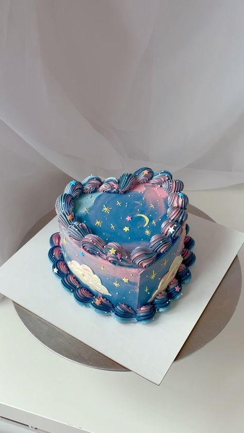 Night Sky Themed Cake, Day And Night Cake, Starry Birthday Cake, Night Sky Cake Design, Starry Sky Cake, Cute Birthday Cakes Ideas, 2 Themes In One Cake, Magical Cake Ideas, Unique Cake Decoration