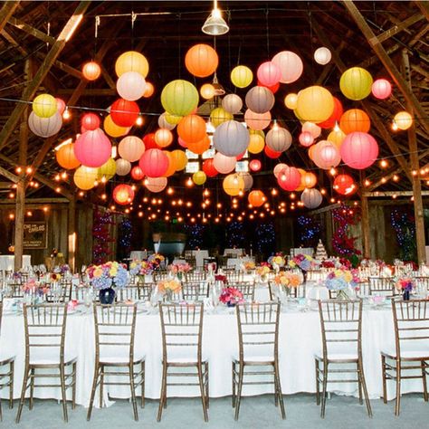 Daisy Wedding Decorations, Balloon Ceiling, Paper Lanterns Wedding, Fun Wedding Decor, Chinese Paper Lanterns, Rustic Wedding Decorations, Spanish Wedding, Garden Wedding Ideas, Wedding Lanterns