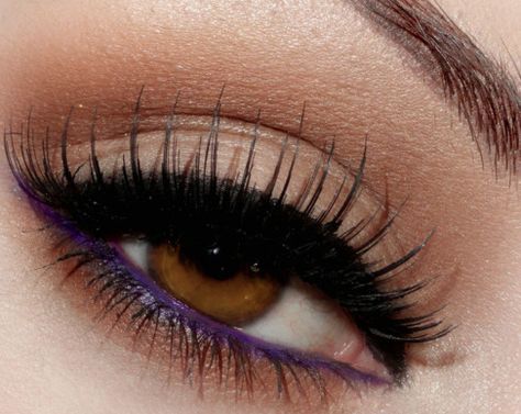 Purple eyeliner on the waterline ! Pretty with brown eyes! Purple Liner, Kohl Kajal, Purple Eyeliner, Gold Eyeliner, Kajal Eyeliner, Eyeliner Tutorial, Eye Makeup Tips, Purple Eyes, Eye Make