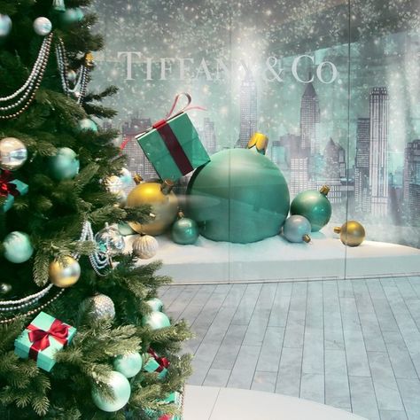 tiffany christmas ads | Tiffany Christmas Window Display Tiffanys Decor, Tiffany Christmas, Tiffany Store, Turquoise Christmas, Christmas Window Display, Store Window, Christmas Window, Christmas Display, Tiffany And Co