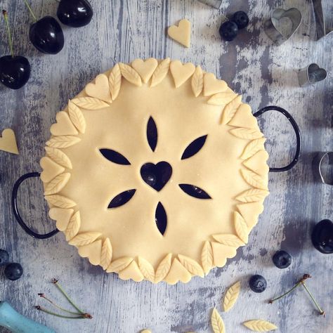 Decorating Pies, Creative Pie Crust, Pretty Pie Crust, Fancy Pie Crust, Pie Crust Art, Beautiful Pie Crusts, Crust Designs, Creative Pies, Pastry Pie Crust