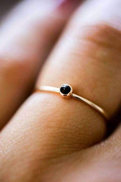 Cute Simple Aesthetic Rings Elegant Aesthetic Vintage, Simple Elegant Aesthetic, Cute Promise Rings, Aesthetic Rings, Gold Jewelry Outfits, Rings Ideas, Minimalist Engagement Ring, Small Ring, Jewels Rings