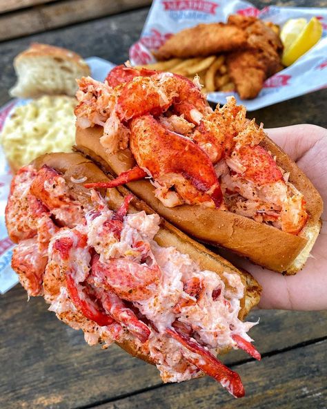 Boston Lobster Roll, Lobster Roll Aesthetic, Lobster Aesthetic, Lobster Meals, Maine Lobster Roll, Food Lobster, Lobster Roll Recipe, Lobster Food, Lobster Sandwich