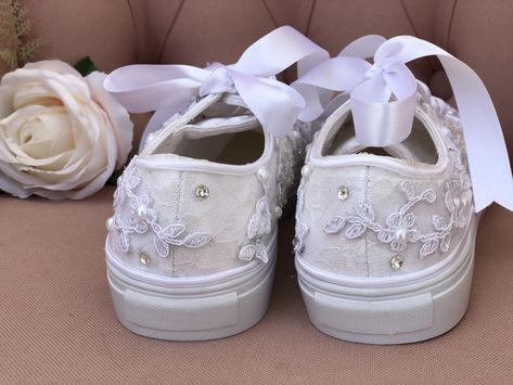 Beautiful shoes vans style, for girl or bride in their first communion or wedding, girl of flowers, with pearls, crystals, and lace applications, can be in ivory color or white, if you want to add something else like flowers or bows, you can do without additional cost, we are to resolve all your doubts ... Colors: White and ivory Women Sizes: 6-9 USA Girls sizes: 3 yuoth- 7 youth Please ask if you need a size that is not listed, I can only add certain sizes to the listing Some tips to obtain an Cute Platform Sneakers, Estilo Vans, Girls Wedding Shoes, Flowers With Pearls, Communion Shoes, First Communion Shoes, Vans Shoes Women, Lace Wedding Shoes, Wedding Shoes For Bride