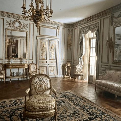 French Castle Interior, French Neoclassical Architecture, Mansion Bedroom, Russian Interiors, Neoclassical Interior, Elegant Interior Design, French Style Furniture, Classic Interior Design, Door Open