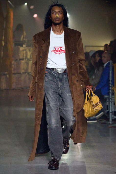 Martine Rose Spring 2025 Menswear Collection Martine Rose, Menswear Runway, Menswear Fashion Show, Couture Runway, Menswear Fashion, Runway Looks, Soccer Shirts, Menswear Collection, City Style