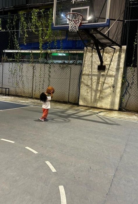 Parent Life Aesthetic, Kids Playing Outside Aesthetic, Kids Playing Basketball, Son Picture, Basketball Baby, I Want A Baby, Future Mommy, Mommy Goals, Dream Family