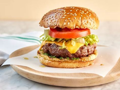 Garlic Butter Burger Garlic Butter Burger, Butter Burger Recipe, Butter Burger, Butter Burgers, 5 Ingredient Dinners, Grilled Burgers, Pasta Salads, Burger Buns, Bread And Butter