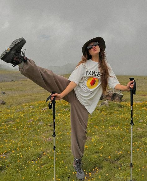 Woman Hiking Aesthetic, Trekking Style Women, Hiking Street Style, Gorpcore Outfits Women, Gorpcore Outfit Women, Vintage Hiking Outfit, Mountain Aesthetic Outfit, Camping Outfits Aesthetic, Mountain Hiking Aesthetic