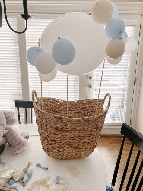 Make a Baby Shower Hot Air Balloon - traditionallycozy.com Simple Baby Shower Centerpieces, Baby Shower Hot Air Balloon, Hot Air Balloon Centerpieces, Creative Baby Shower Gifts, Bebe Shower, Bear Baby Shower Theme, Hot Air Balloon Party, Baby Shower Gift Box