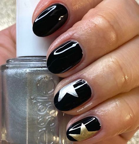 Half Star Nails, Star Manicure Simple, Small Star Nail Art, Stars On Nails How To Paint, Star On Nails How To Paint, Star Nailpolish, Polish Art, Nail Polish Art, Star Nails