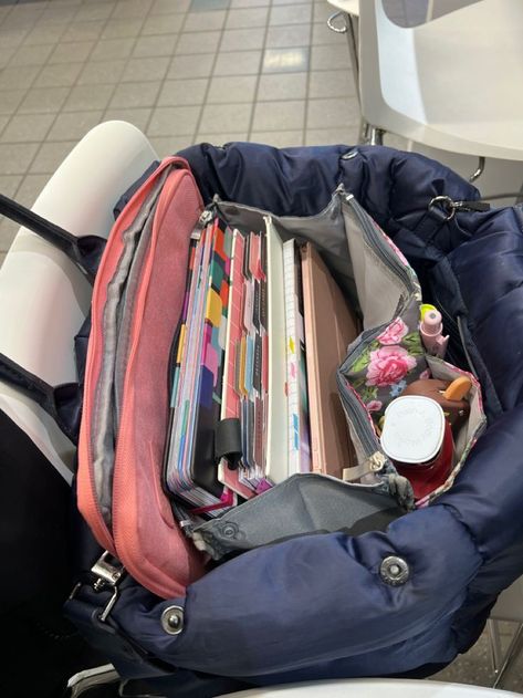 Inside School Bag, College Bag Aesthetic, University Bag Essentials, School Bag Aesthetic, Office On The Go, Study Bag, Pretty School Supplies, School Bag Essentials, Romanticizing School