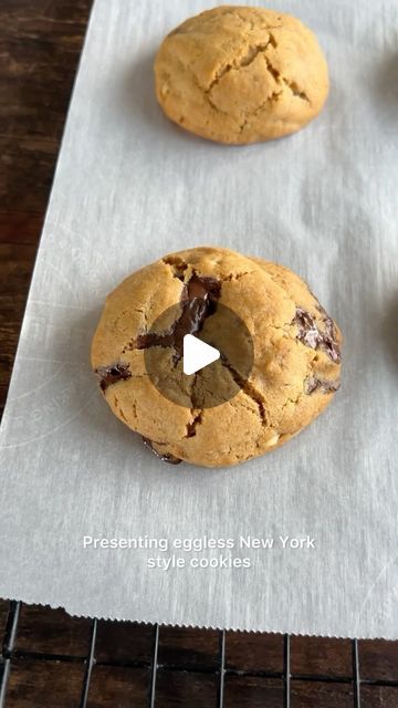 Cookies Recipes Eggless, New York Cookie Recipe, New York Style Cookies, Eggless Cookies Recipes, Chocolate Chip And Walnut Cookies, Cookies Levain, Walnut Cookies Recipe, Walnut Cookie Recipes, New York Cookies