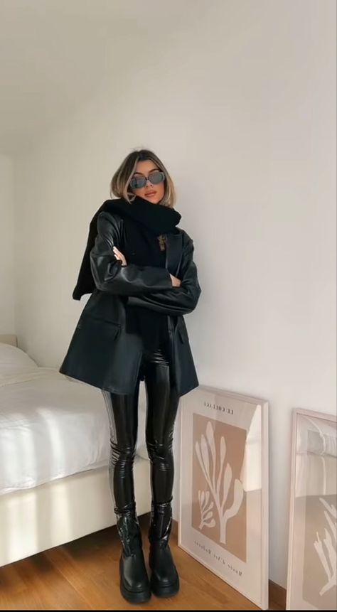 Leather Leggings Street Style, Leather Leggings And Boots, Latex Pants Outfit, Black Leather Leggings Outfit, How To Style Leather Pants, Style Leather Pants, Leather Trousers Outfit, Pvc Pants, November Outfits