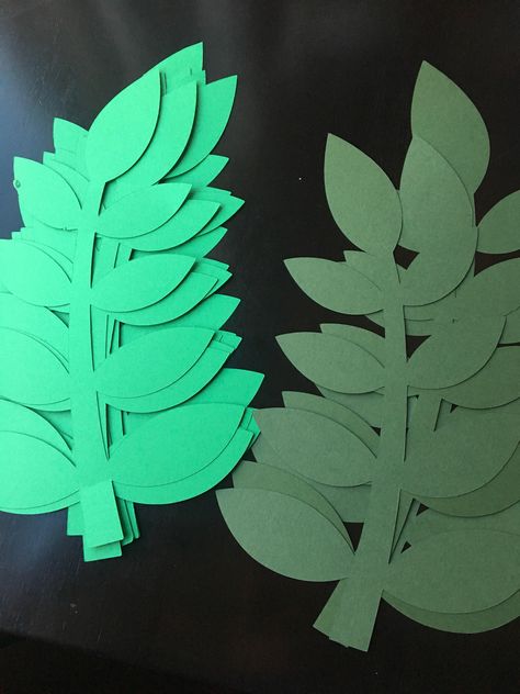 Leaves Backdrop, Construction Paper Flowers, Paper Flower Video, Giant Paper Flowers Template, Flower Petal Template, Flower Templates Printable, Paper Flower Kit, Paper Decorations Diy, Diy Paper Flowers