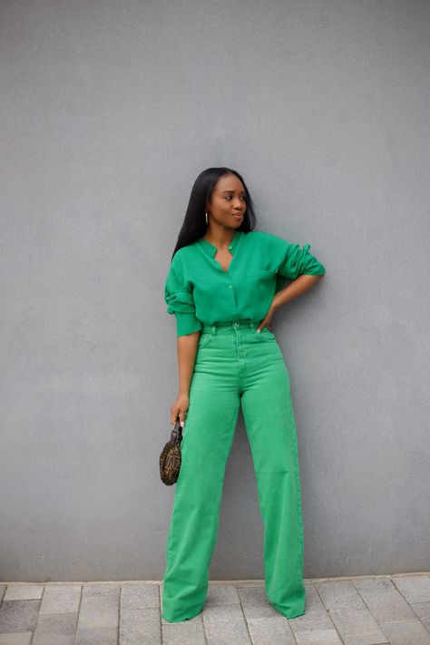 Bright Monochrome Outfit, Prissysavvy Dresses, Minimalist Colorful Outfit, Monochromatic Outfit Work, Green Classy Outfit, Monochromatic Outfit Green, Zen Closet, Apple Green Outfit, Monochrome Green Outfit