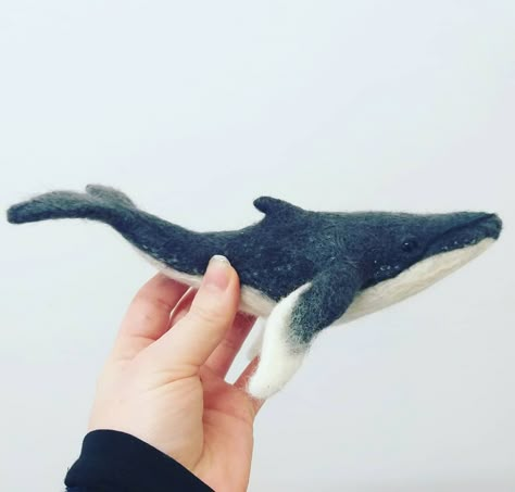 Needle Felted Whale, Felted Whale, Waldorf Diy, Felted Christmas Ornaments, Felted Christmas, Wool Felt Projects, Felted Art, Wool Felting, Needle Felting Projects