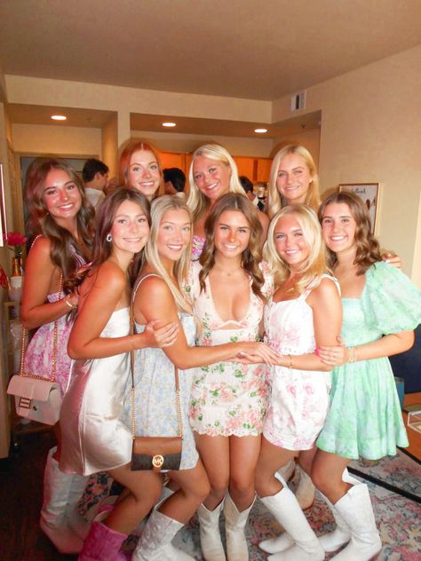 Bid Day Aesthetic, Date Party Sorority, Southern Fits, Senior Tea, Semi Ideas, Hamptons Party, College Gameday, Day Aesthetic, College Sorority