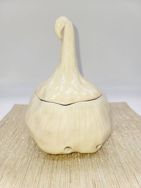 Check out this item in my Etsy shop https://www.etsy.com/listing/986683400/garlic-keeper-ceramic-garlic-jar Garlic Holder, Garlic Keeper, Garlic Jar, Organic Ceramics, Chocolate Mugs, Ceramic Techniques, Pinch Pots, Pottery Crafts, Pottery Classes