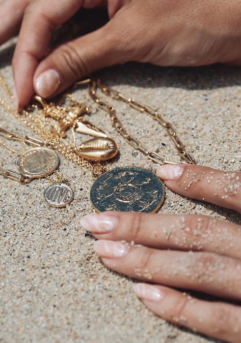 Kei Jewelry, Photography Backdrops Diy, Jewelry Product Shots, Creative Jewelry Photography, Treasure Jewelry, Island Jewelry, Sea Photography, Beautiful Gold Necklaces, Jewelry Photoshoot