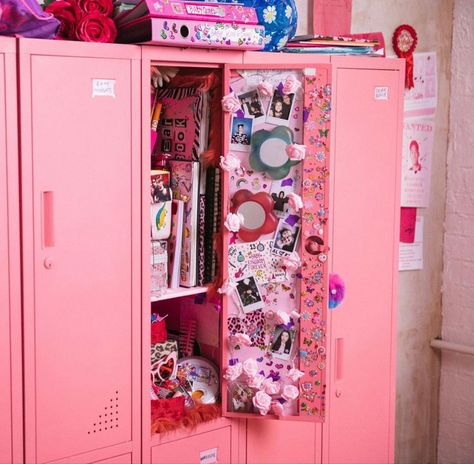 7th Grade Locker Ideas, Locker Inspo Aesthetic, Locker Aesthetic, Pink Locker, School Locker Organization, School Locker Decorations, Diy Locker, Locker Organization, Locker Designs