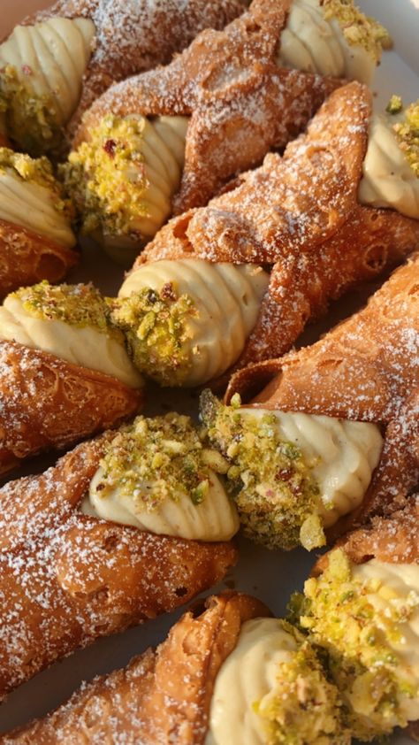 Pistachio Cannoli, Cannoli Recipe, Homemade Pastries, Sweet Food, Cannoli, Cafe Food, Pretty Food, Food Cravings, Amazing Food