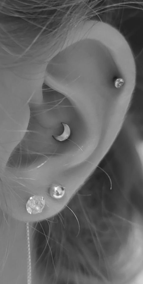 Helix And Conch Piercing, Helix Conch Piercing, Conch Ear Piercing, Piercing Aesthetic, Piercing Inspo, Jewelry Piercing, Cute Ear Piercings, Cute Piercings, Body Jewelry Piercing