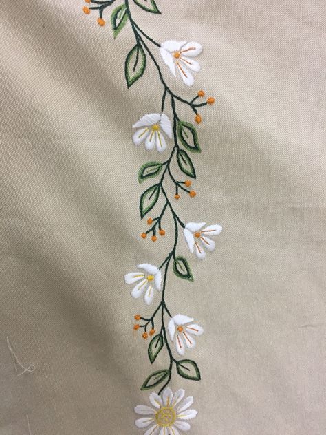 Floral Embroidery Border, Sulaman Pita, Embroidery Stitches Beginner, Simple Hand Embroidery Patterns, Hand Embroidery Patterns Flowers, Hand Embroidery Tutorial, Border Embroidery Designs, Handmade Embroidery Designs, Embroidery Stitches Tutorial