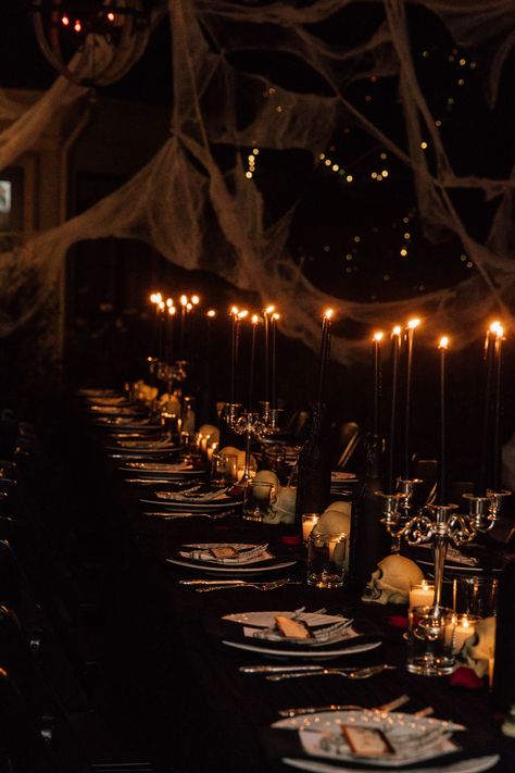 Halloween dinner party Gothic Dinner, Halloween Projector, Halloween Dinner Party, Spooky Dinner, Vampire Party, Mystery Dinner Party, Witch Party, Hallowen Ideas, Halloween Party Dinner