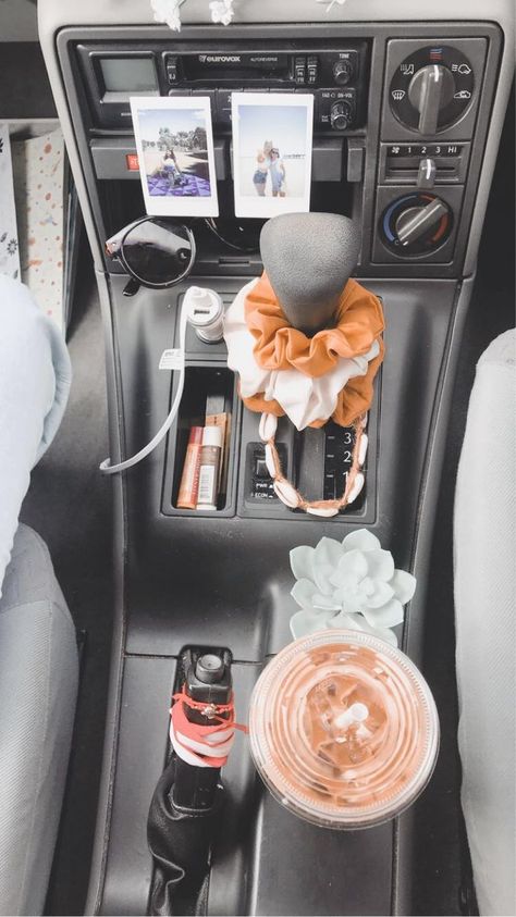 New Car Accessories, Girly Car Accessories, Inside Car, Car Deco, Car Accessories For Girls, Girly Car, Car Essentials, Car Wrap Design, Car Goals