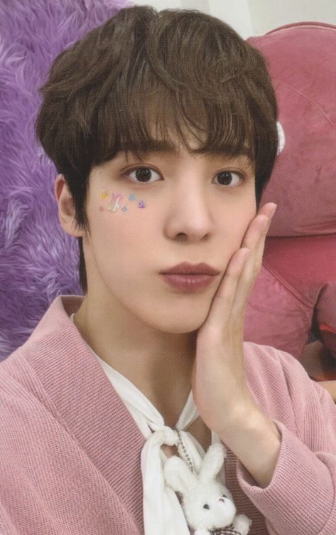 Pink Yunho Ateez, Ateez Bow Photocard, Ateez Photocards Scan, Ateez Nacific, Making Photocards, Ateez Pink, Yunho Photocard, Ateez Scans, Ateez Scan