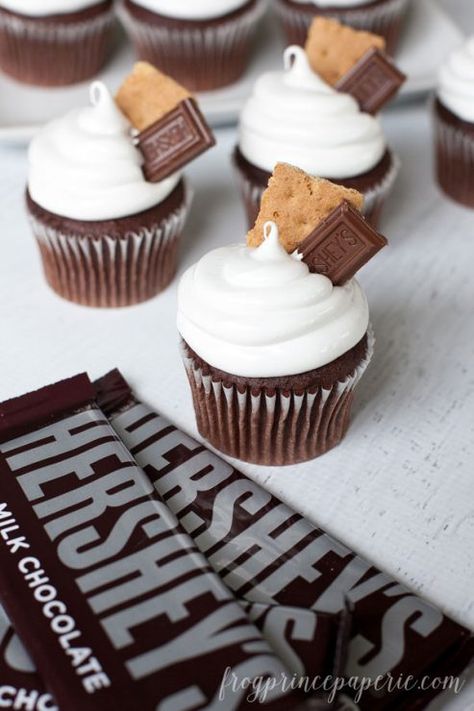 Having a bake sale? These S'mores Cupcakes are big sellers. And with pretty packaging tips, they'll be the first to sell out! School Bakesale Ideas, Bale Sale Items, Kids Bake Sale, Bake Sell, Fall Bake Sale, Bake Sale Desserts, Benefit Ideas, Summer Cupcake, Packaging Tips