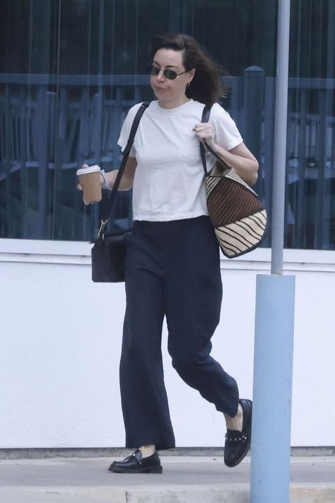 Aubrey Plaza Paparazzi, Aubrey Plaza Street Style, Aubrey Plaza Outfits, Aubrey Plaza Style, Aubrey Plaza, Wearing Glasses, Dakota Johnson, Girl Crushes, My Crush