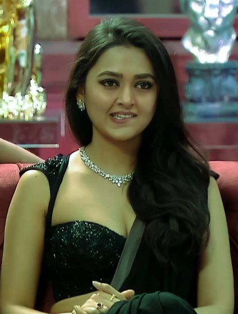 Tejaswi Prakash In Saree, Tejaswini Prakash, Powerful Goddess, Bollywood Beautiful, Tejaswi Prakash, Tejasswi Prakash, Mehendi Outfits, Turkish Women Beautiful, Kiara Advani