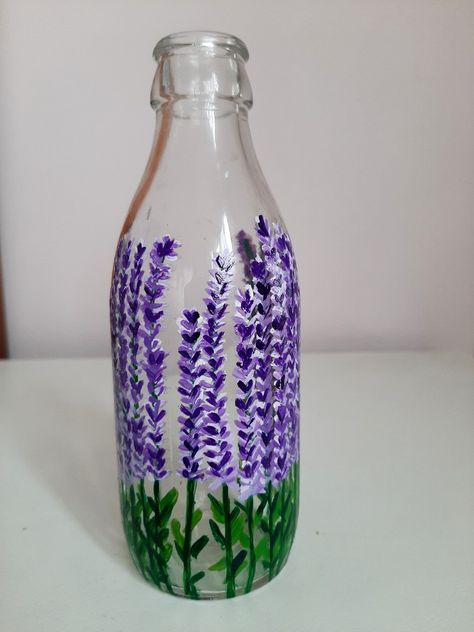 Diy Bottle Painting, Glass Bottle Decoration, Bottle Decoration Ideas, Glassware Crafts, Painting Glass Jars, Painted Glass Bottles, Hand Painted Bottles, Bottle Decoration, Small Glass Bottles