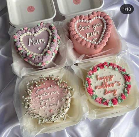 Small Birthday Cake For Mom, Cake Design For Mother's Day, Mother Day Mini Cake, Mothers Day Cake Aesthetic, Bento Cake Mothers Day Design, Small Mothers Day Cake, Bento Mothers Day Cake, Mother’s Day Bento Cake With Cupcakes, Cake Designs For Mothers Day