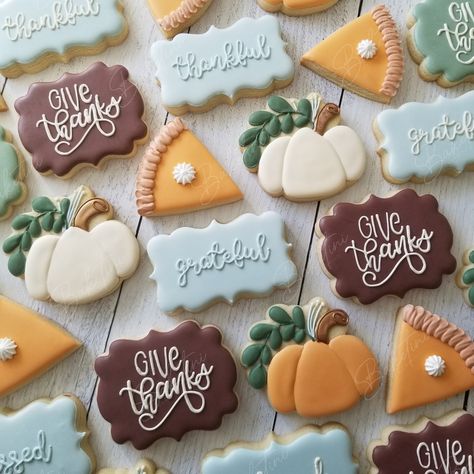 Friendsgiving Dessert, Thanksgiving Cookies Decorated, Fall Decorated Cookies, Cutout Cookie, Weekend Snacks, Autumn Baking, 3 Pumpkins, Elegant Thanksgiving, Cookie Making