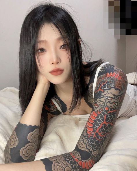 大西 (@dx.daxi) • Instagram photos and videos Women Japanese Sleeve Tattoo, Japanese Tattoo Ideas Female, Sleeve Tattoos For Women Japanese, Asian Women Tattoos, Japanese Woman Tattoo, Irezumi Women, Irezumi Bodysuit, Wabori Tattoo, Irezumi Sleeve