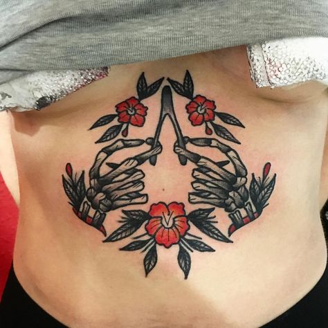 Wishbone Tattoo, Tattoos Mandala, Underboob Tattoo, Tattoos Geometric, Stomach Tattoos, Sternum Tattoo, American Traditional Tattoo, American Traditional, Piercing Tattoo