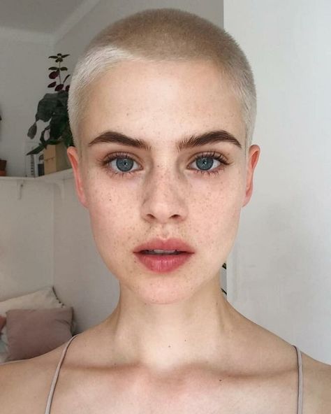 Bald Haircut For Women, Buzz Cut On Women, Cajsa Wessberg, Lesbian Hair, Blonde Hair At Home, Shaved Hair Women, Girls With Shaved Heads, Androgynous Hair, Buzzed Hair