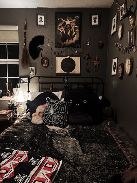 Black Bedroom Aesthetic Grunge, Aesthetic Goth Bedroom, Black Wall Aesthetic Bedroom, Black Walls Room Aesthetic, Goth Room Aesthetic Bedroom, Goth Room Painting Ideas, Modern Goth Room, Dark Tones Bedroom, Goth Dorm Room Aesthetic