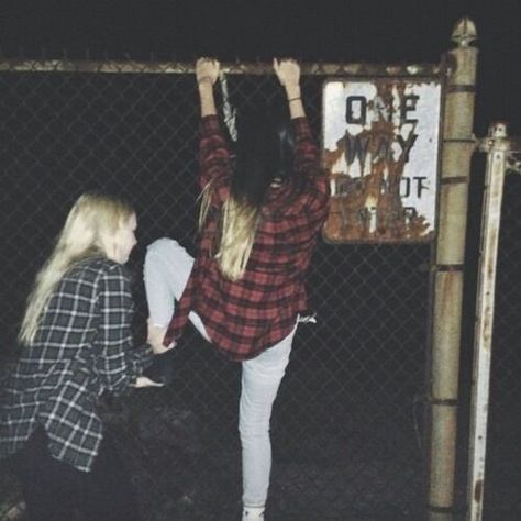 Tumblr 2014 grunge revival aesthetic Fotografia Grunge, Tumblr Grunge, You Are My Moon, Need Friends, I'm With The Band, Alice In Chains, Grunge Photography, Friend Photoshoot