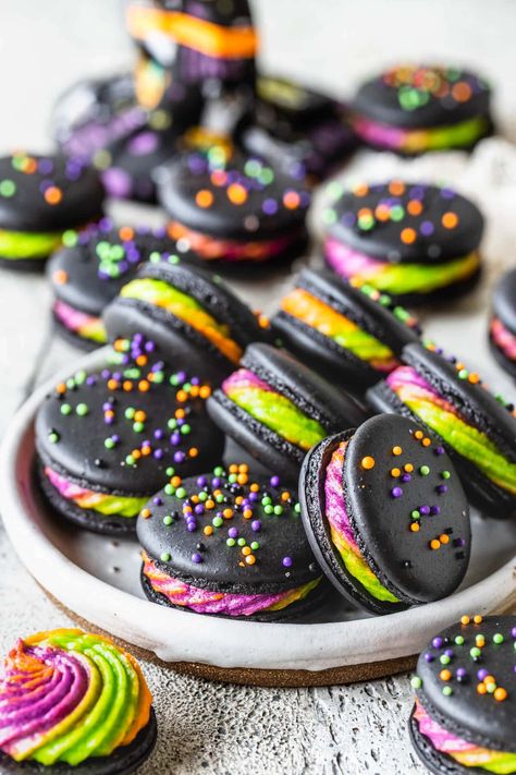 Black Macarons Black Macarons, Ermine Buttercream, Pies And Tacos, Macaron Ideas, Ermine Frosting, Macaron Recipes, Tacos Recipes, Kue Macaroon, Macarons Recipe